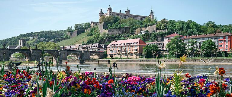 Blick auf die Alte Mainbrücke und die Festung Marienberg in Würzburg.