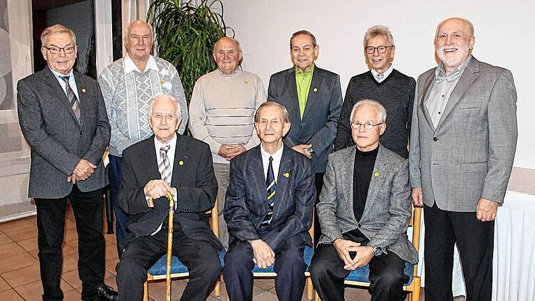 Treue Sangesbrüder in Langenprozelten. Hinten von links: Walter Ries (25 Jahre), Günther Weis (50 Jahre), Walter Dehn (60 Jahre), Peter Kühnelt (40 Jahre), Erich Haberberger (25 Jahre), Vorsitzender Georg Weßner. Vorne von links: Hermann Hegel (70 Jahre), Willi Höfling (60 Jahre) und Karl-Heinz Kraft (60 Jahre). F. HEILGENTHAL