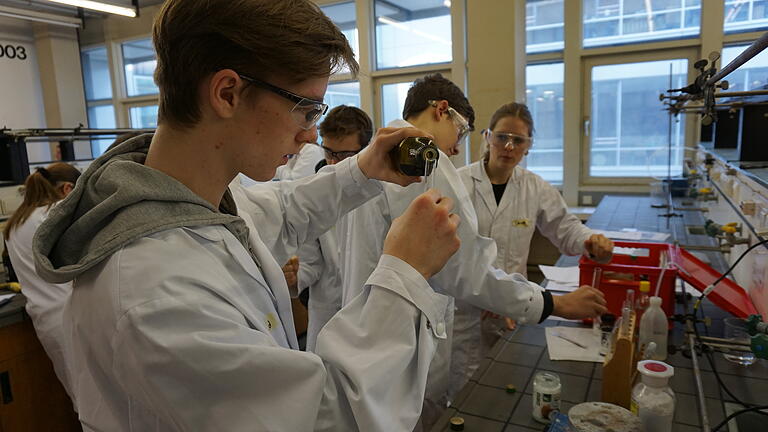 Schüler des Riemenschneider-Gymnasiums experimentieren im Labor.