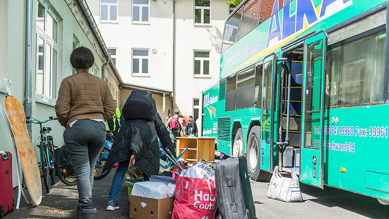 Anand Anders       -  Die ersten 50 Bewohner des Schweinfurter Ankerzentrums sind am Dienstag in die neue Einrichtung auf dem Gelände der Conn Barracks bei Geldersheim umgezogen.