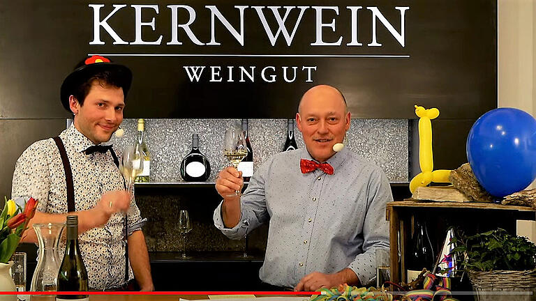 Franz (links) und Gregor Kernwein boten an Fasching aus ihrer Vinothek eine Online-Weinprobe mit buntem Programm.