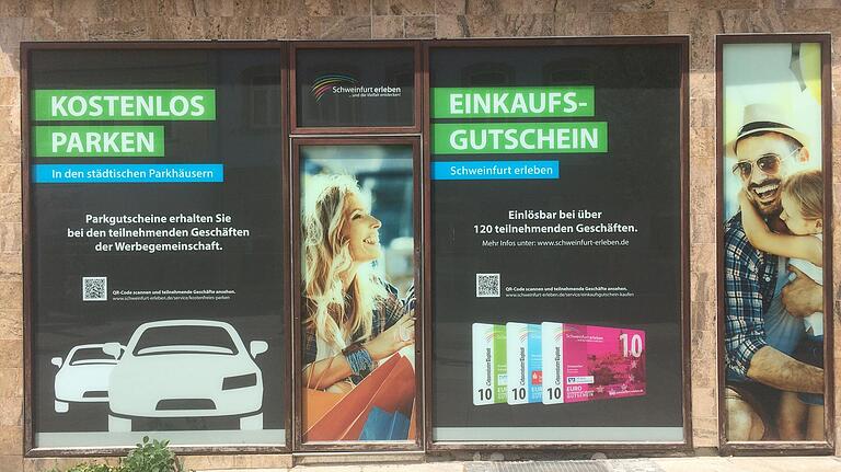 Verschiedene Fenster in Leerständen wie diesem in der Spitalstraße sind mit Werbung für die Einkaufsstadt Schweinfurt beklebt.