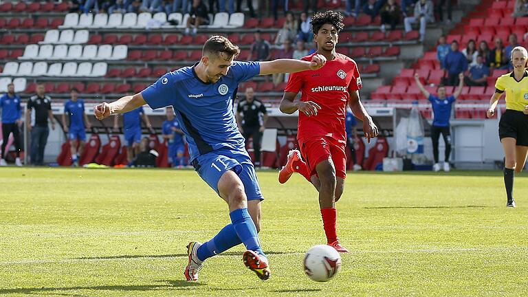 Elyesa-Adem Korkmaz (links) vom Würzburger FV traf im Stadtderby der U-19-Junioren zwischen den Würzburger Kickers und dem Würzburger FV zweimal. Der WFV gewann mit 3:2 gegen den Nachwuchs der Kickers.