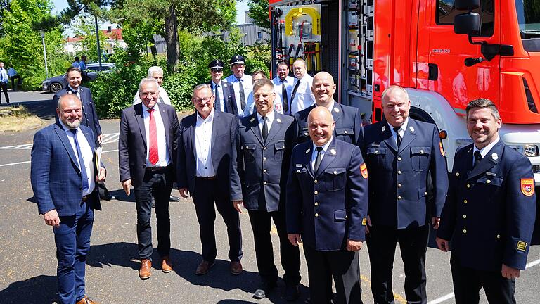 Vor einem neuen Rüstwagen beim Kreisfeuerwehrtag in Unterpleichfeld (von links): Landrat Thomas Eberth, Paul Lehrieder (MdB), Manfred Ländner (MdL), Michael Reitzenstein (Kreisbrandrat) und seine Stellvertreter Markus Dürr, Markus Fleder, Karsten Ott und René Herbert.&nbsp;