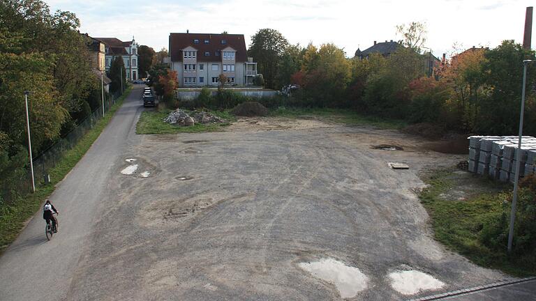Auf dem Schotterplatz in der Andreas-Hippler-Straße in Gerolzhofen, gegenüber dem Feuerwehrhaus, soll ein großes Mehrfamilienhaus entstehen. Hierzu musss der Bebauungsplan 'An der Bahnlinie' geändert werden. Auf dem Schotterplatz in der Andreas-Hippler-Straße in Gerolzhofen, gegenüber dem Feuerwehrhaus, soll ein großes Mehrfamilienhaus entstehen. Hierzu musss der Bebauungsplan 'An der Bahnlinie' geändert werden.