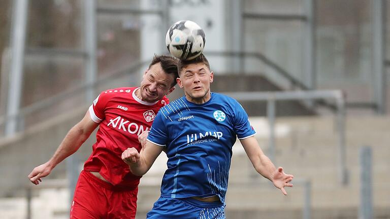 Kopfballduell: Peter Kurzweg und die Würzburger Kickers (links) zogen gegen Niklas Antlitz und die Stuttgarter Kickers mit 0:2 den Kürzeren.