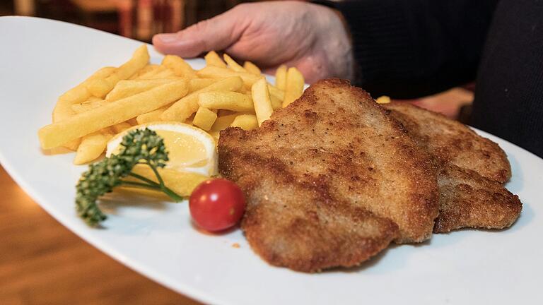 Für manchen Gaststätten-Besucher das Maß aller Dinge: Schnitzel mit Pommes. Der Preis für das Lieblingsgericht vieler Gäste spielt dabei eine wichtige Rolle.