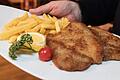 Für manchen Gaststätten-Besucher das Maß aller Dinge: Schnitzel mit Pommes. Der Preis für das Lieblingsgericht vieler Gäste spielt dabei eine wichtige Rolle.