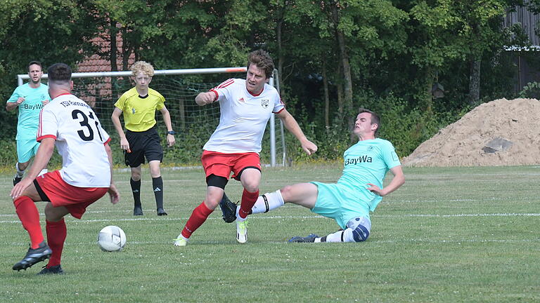 Die Spiele der Kreisliga Rhön       -  Am Einsatz hatte es nicht gelegen, dass die SG Oerlenbach/Ebenhausen um David Feser (rechts) das Spiel beim FV Rannungen mit 0:2 verlor.