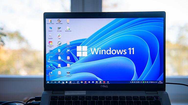 Der Schriftzug Windows 11 auf einem Laptop-Bildschirm       -  Windows kommt nicht in die Gänge? Dann hilft es oft, Programmen das automatische Starten beim Hochfahren zu verbieten.