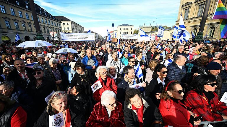 Anlässlich des Massakers durch die Hamas vor einem Jahr demonstrierten am Sonntag in München mehrere tausend Menschen gegen Antisemitismus.&nbsp;