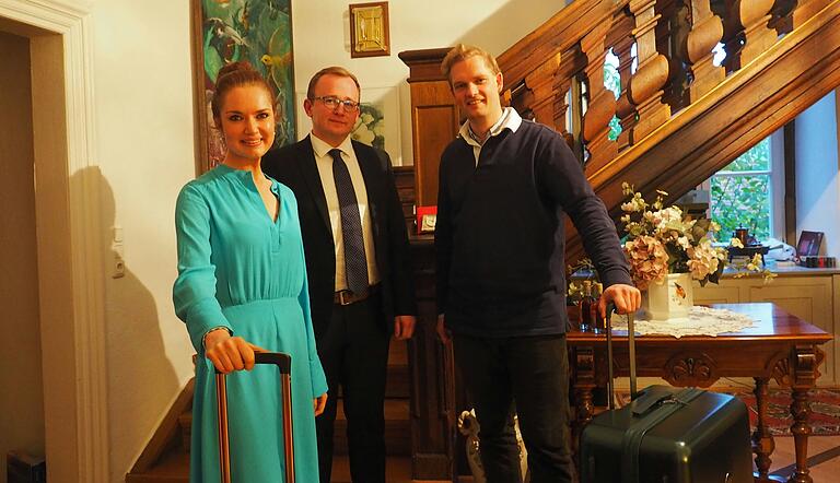 Pfarrer Tilman Schneider (Mitte) nimmt das Paar kurzerhand mit. Pfarrer Tilman Schneider (Mitte) nimmt das Paar kurzerhand mit.