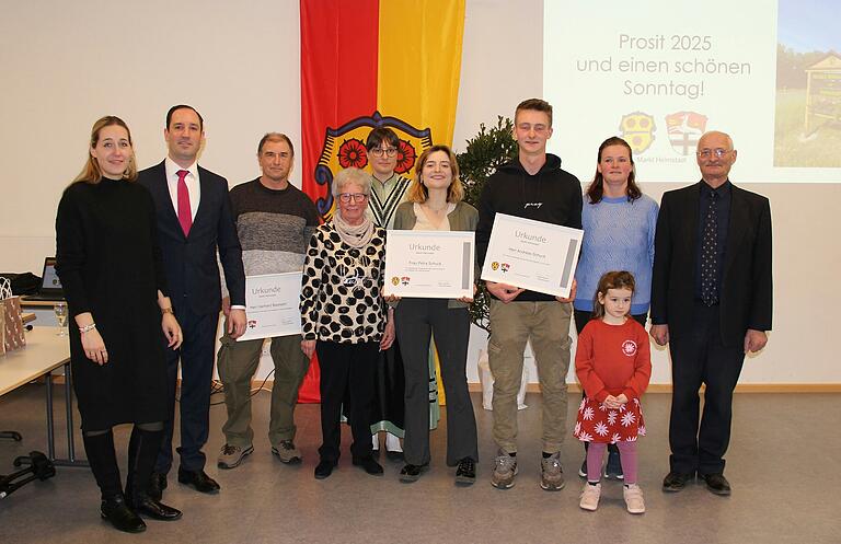 Bürgermeister Tobias Klembt präsentiert die geehrten Bürgerinnen und Bürger. Bürgermeister Tobias Klembt präsentiert die geehrten Bürgerinnen und Bürger.