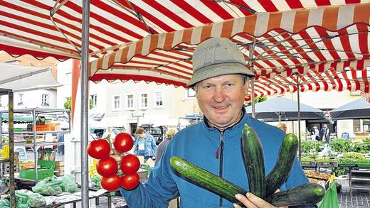Unbeschwert frisches Gemüse genießen: Kunden, die ihre Gurken und Tomaten bei Reinhold Kübrich am Grünen Markt in Bad Neustadt kaufen, müssen sich keine Sorgen um den EHEC-Erreger machen. Seine Produkte kommen aus dem fränkischen Knoblauchland. Unbeschwert frisches Gemüse genießen: Kunden, die ihre Gurken und Tomaten bei Reinhold Kübrich am Grünen Markt in Bad Neustadt kaufen, müssen sich keine Sorgen um den EHEC-Erreger machen. Seine Produkte kommen aus dem fränkischen Knoblauchland.