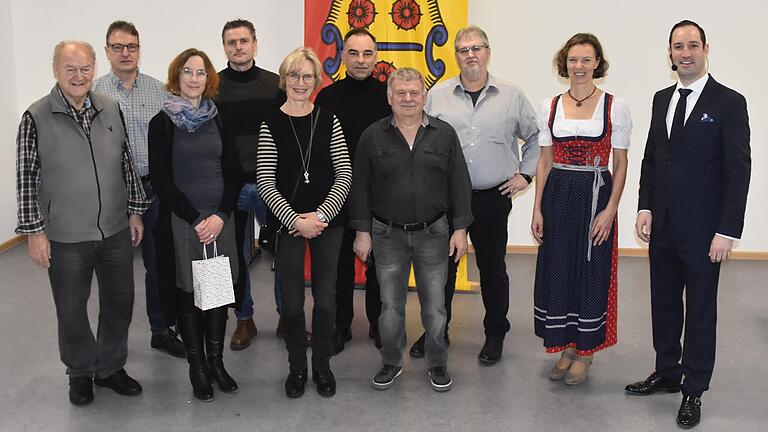 Stellvertretend für das große Engagement der Helmstadter Bürgerinnen und Bürger ehrte Bürgermeister Tobias Klembt (ganz rechts) beim Neujahrsempfang (von links): Helmut Fritsch, Gerhard Kohrmann, Kerstin Bauer, Rainer Volk, Beate Schlör, Achim Wiegand, Stefan Wander, Georg Fiederling und Brigitte Schnapp.