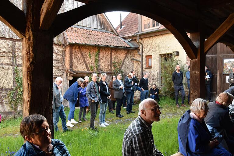 Gäste im Etthöferhof bei der Ausstellungseröffnung. Gäste im Etthöferhof bei der Ausstellungseröffnung.