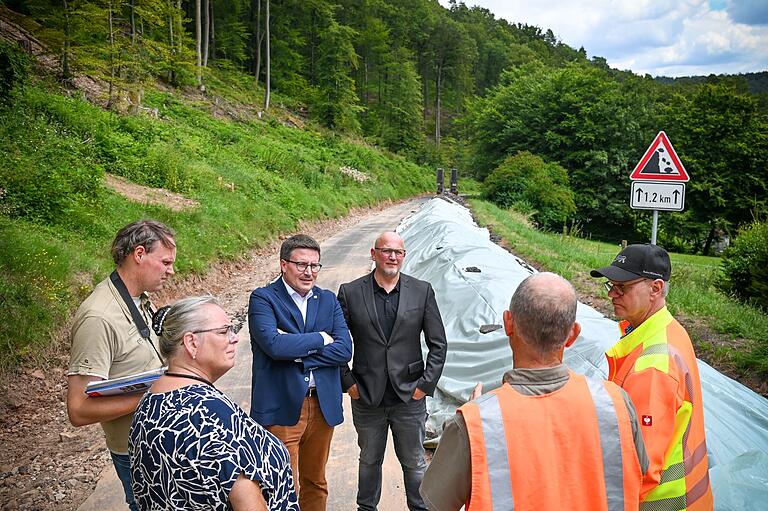 Die Sanierung der K 2831 zwischen Boxtal und Rauenberg ist angelaufen: Gemeinsam mit der neuen Ortsvorsteherin von Rauenberg, Margarete Schmidt, haben sich Landrat Christoph Schauder (3.v.l.) und Roger Henning (4.v.l.), Bürgermeister der Stadt Freudenberg, vor Ort über die Sanierungsmaßnahme informiert. Die Sanierung der K 2831 zwischen Boxtal und Rauenberg ist angelaufen: Gemeinsam mit der neuen Ortsvorsteherin von Rauenberg, Margarete Schmidt, haben sich Landrat Christoph Schauder (3.v.l.) und Roger Henning (4.v.l.), Bürgermeister der Stadt Freudenberg, vor Ort über die Sanierungsmaßnahme informiert.
