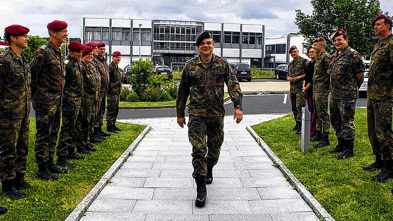 Spalier für den Zwei-Sterne-General: Benedikt Zimmer ist an diesem Dienstag vom Brigadegeneral zum Generalmajor befördert worden. Bei seinem Eintreffen in die Division Luftbewegliche Operationen Veitshöchheim wurde er deshalb von seinem Stab mit einem Spalier und einem dreifachen „Nach Vorn“ beglückwünscht. Spalier für den Zwei-Sterne-General: Benedikt Zimmer ist an diesem Dienstag vom Brigadegeneral zum Generalmajor befördert worden. Bei seinem Eintreffen in die Division Luftbewegliche Operationen Veitshöchheim wurde er deshalb von seinem Stab mit einem Spalier und einem dreifachen „Nach Vorn“ beglückwünscht.
