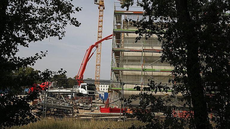 Die Bauarbeiten schreiten voran: Die Fachhochschule baut im Osten der Ledward-Kasernen ihren neuen i-Campus. Die Bauarbeiten schreiten voran: Die Fachhochschule baut im Osten der Ledward-Kasernen ihren neuen i-Campus.