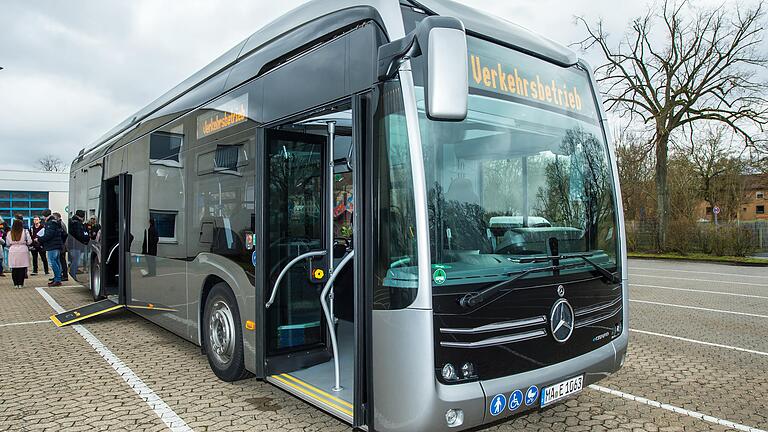 Eine Woche war der Elektrobus auf den städtischen Linien unterwegs. Er stoppte an keiner Haltestelle und nahm nur einmal Fahrgäste mit.