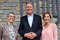 Rumäniens Staatspräsident Klaus Iohannis mit Ehefrau Carmen (rechts) und Hotelmanagerin Sabrina Czernoch bei seinem Aufenthalt im Würzburger Hotel Steinburg.