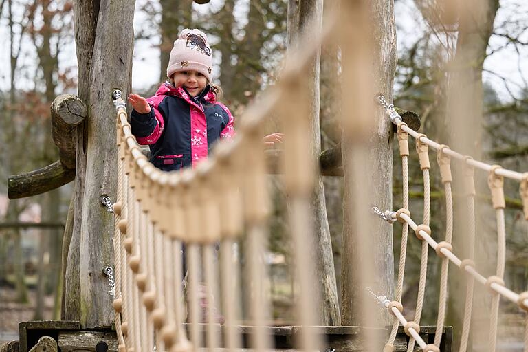 Allein auf dem Spielplatz im Wildpark könnten die Kinder einen Tag verbringen. Wenn da nicht die vielen spannenden Tiere wären. Allein auf dem Spielplatz im Wildpark könnten die Kinder einen Tag verbringen. Wenn da nicht die vielen spannenden Tiere wären.
