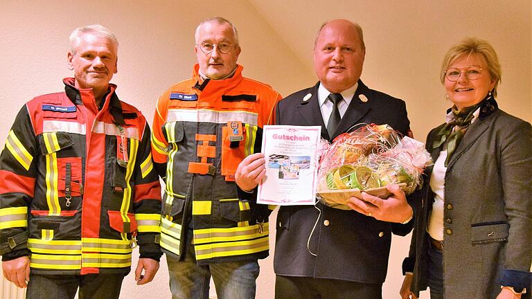 Bürgermeisterin Zita Baur (rechts) verabschiedete am Dienstag den langjährigen Kommandanten der Fellener Feuerwehr Rainer Lutz (Zweiter von rechts) und überreichte ihm sowie seinen beiden Kollegen Michael Schnall (links) und Stefan Blank (Zweiter von links) Gutscheine für deren 40-jähriges Engagement in der Wehr. Bürgermeisterin Zita Baur (rechts) verabschiedete am Dienstag den langjährigen Kommandanten der Fellener Feuerwehr Rainer Lutz (Zweiter von rechts) und überreichte ihm sowie seinen beiden Kollegen Michael Schnall (links) und Stefan Blank (Zweiter von links) Gutscheine für deren 40-jähriges Engagement in der Wehr.