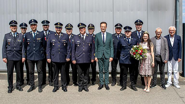 Die Verantwortlichen der Wehr mit den Ehrengästen beim Vorbeimarsch des Festzuges. Die Verantwortlichen der Wehr mit den Ehrengästen beim Vorbeimarsch des Festzuges.