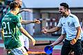 Was für ein Debüt: Lauris Bausenwein (links, Nummer 21) trifft zum 1:0 für den FC 05 Schweinfurt und rennt jubelnd zu Trainer Victor Kleinhenz (rechts).