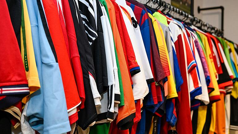 Im Trikotgeschäft von Ghaith Mousa hängen viele seltene Jerseys. Im Trikotgeschäft von Ghaith Mousa hängen viele seltene Jerseys.