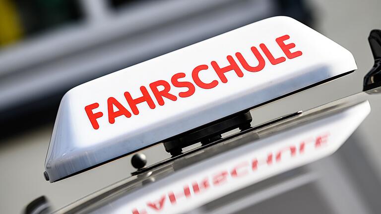 Fahrschule       -  Die Fahrschulen haben ihre Preise deutlich erhöht.