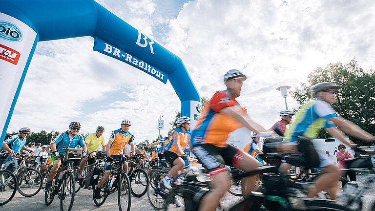 BR Radltour 2017 - Schluss-Sprint: Am 3. August startet die BR-Radltour in Kitzingen zu ihrer Endetappe mit Ziel Marktheidenfeld. Im Bild: Start der BR-Radltour 2017 in Gunzenhausen. BR Radltour 2017 - Schluss-Sprint: Am 3. August startet die BR-Radltour in Kitzingen zu ihrer Endetappe mit Ziel Marktheidenfeld. Im Bild: Start der BR-Radltour 2017 in Gunzenhausen.