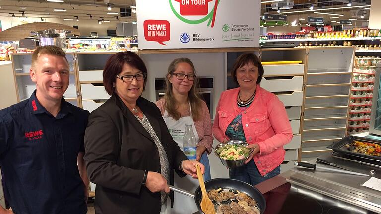 Rewe-Marktleiter Sebastian Hauke (von links), stellvertretende Kreisbäuerin Helene Greubel, Ernährungsfachfrau Michaela von der Linden und Kreisbäuerin Edeltraud Häusler zeigten in Bad Brückenau wie lecker Gerichte aus regionalen Produkten schmecken. Foto: Andreas Lomb - Rewe-Marktleiter Sebastian Hauke (von links), stellvertretende Kreisbäuerin Helene Greubel, Ernährungsfachfrau Michaela von der Linden und Kreisbäuerin Edeltraud Häusler zeigten in Bad Brückenau wie lecker Gerichte aus regionalen Produkten schmecken. Foto: Andreas Lomb Rewe-Marktleiter Sebastian Hauke (von links), stellvertretende Kreisbäuerin Helene Greubel, Ernährungsfachfrau Michaela von der Linden und Kreisbäuerin Edeltraud Häusler zeigten in Bad Brückenau wie lecker Gerichte aus regionalen Produkten schmecken. Foto: Andreas Lomb - Rewe-Marktleiter Sebastian Hauke (von links), stellvertretende Kreisbäuerin Helene Greubel, Ernährungsfachfrau Michaela von der Linden und Kreisbäuerin Edeltraud Häusler zeigten in Bad Brückenau wie lecker Gerichte aus regionalen Produkten schmecken. Foto: Andreas Lomb