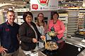 Rewe-Marktleiter Sebastian Hauke (von links), stellvertretende Kreisbäuerin Helene Greubel, Ernährungsfachfrau Michaela von der Linden und Kreisbäuerin Edeltraud Häusler zeigten in Bad Brückenau wie lecker Gerichte aus regionalen Produkten schmecken.  Foto: Andreas Lomb       -  Rewe-Marktleiter Sebastian Hauke (von links), stellvertretende Kreisbäuerin Helene Greubel, Ernährungsfachfrau Michaela von der Linden und Kreisbäuerin Edeltraud Häusler zeigten in Bad Brückenau wie lecker Gerichte aus regionalen Produkten schmecken.  Foto: Andreas Lomb