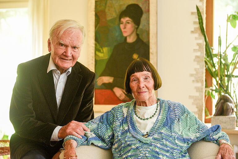 Das Ehepaar Hertha und Hermann Gerlinger in ihrem Haus in Würzburg. Im Hintergrund ein Portrait, das der Würzburger Curd Lessing von ihr gemalt hat.&nbsp;