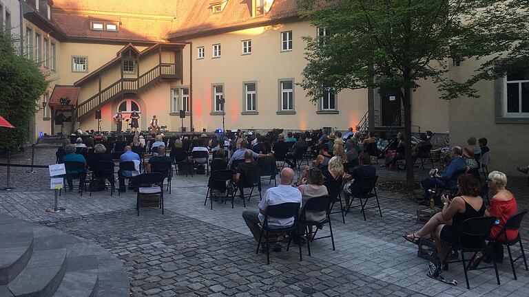 Der 'Feierabend' kann noch an zwei Freitagen im August im Bildhäuser Hof genossen werden. Am 21. August werden die Besucher mit auf eine Reise in die Krimiwelt genommen, am 28. August findet ein Poetry-Slam statt. Der 'Feierabend' kann noch an zwei Freitagen im August im Bildhäuser Hof genossen werden. Am 21. August werden die Besucher mit auf eine Reise in die Krimiwelt genommen, am 28. August findet ein Poetry-Slam statt.