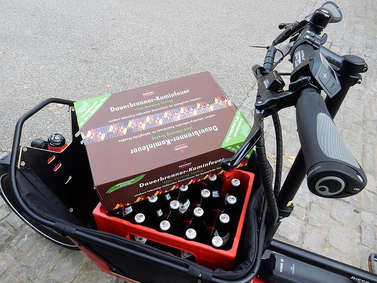 Zur zweiten Runde wanderten ein Kasten Bier und ein Karton Dauerbrenner in den Fahrradkorb. Zur zweiten Runde wanderten ein Kasten Bier und ein Karton Dauerbrenner in den Fahrradkorb.