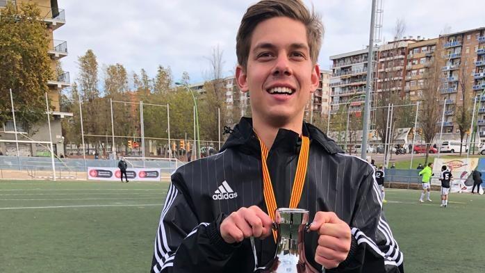 Der deutsche CP-Fußball-Nationalspieler Philipp Freudinger aus Obernbreit mit dem errungenen Pokal bei der Barcelona Trophy in Spanien. Die CP-Fußballer hoffen darauf, in Zukunft wieder zum paralympischen Programm zu gehören. Der deutsche CP-Fußball-Nationalspieler Philipp Freudinger aus Obernbreit mit dem errungenen Pokal bei der Barcelona Trophy in Spanien. Die CP-Fußballer hoffen darauf, in Zukunft wieder zum paralympischen Programm zu gehören.