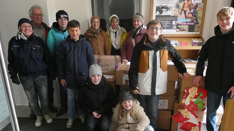 Die zweite Schicht der Firmlinge mit ihren Eltern und den Paketen, die vom Tegut-Markt in die Kirche nach Unterspiesheim gebracht worden waren. Links im Bild die Firmbegleiterin Alexandra Göbel und Gangolf Schleyer, der die 32 Pakete abholte und zum Sammelpunkt nach Löffelsterz brachte.