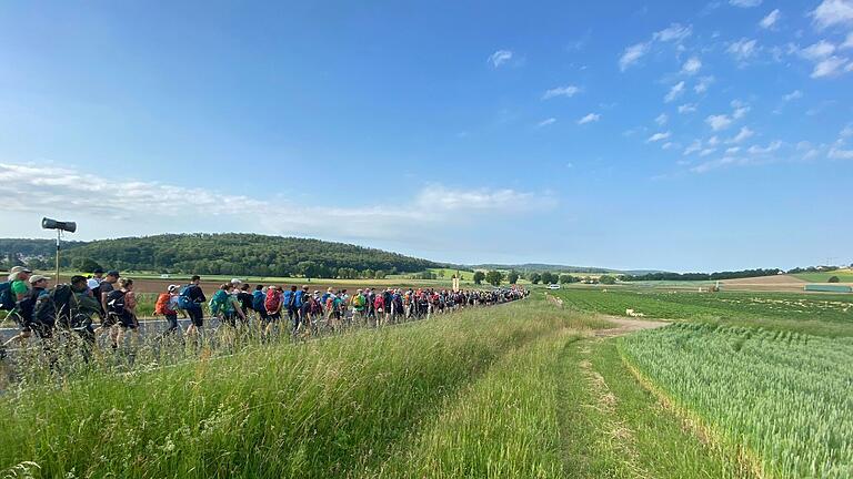 Fünf Tage sind die Wallfahrer von Fulda nach Walldürn unterwegs und durchlaufen dabei drei Bundesländer.