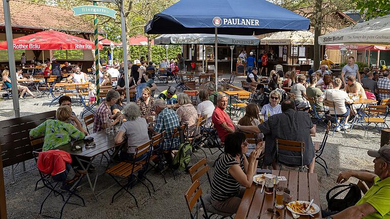 Der Neuschter Biergarten in Bad Neustadt neben dem Fitnesscenter Olymp bietet auch überdachte Plätze, die vor extremer Sonne und Regen gleichermaßen schützen. Der Neuschter Biergarten in Bad Neustadt neben dem Fitnesscenter Olymp bietet auch überdachte Plätze, die vor extremer Sonne und Regen gleichermaßen schützen.