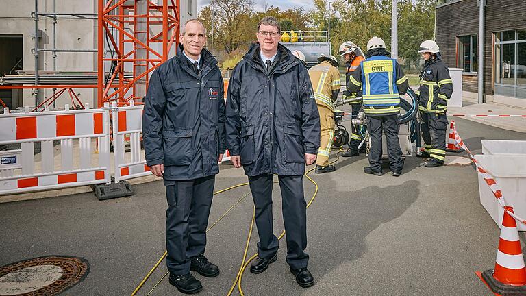 Der stellvertretende Schulleiter Stephan Brust und Schulleiter Michael Bräuer (von links) führen über das neu eingeweihte Übungsgelände der Feuerwehrschule Würzburg.