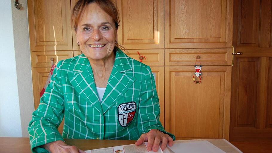 Ulrike Scheblein war Spielführerin in der ersten Frauenmannschaft des FC Hammelburg. Noch passt ihr das Sakko, das sie als Hostess zum 60-jährigen Vereinsjubiläum 1973 trug. Damals moderierte sie ein Programm, bei dem die Spielvereinigung Fürth zu Gast war.  Foto: Wolfgang Dünnebier       -  Ulrike Scheblein war Spielführerin in der ersten Frauenmannschaft des FC Hammelburg. Noch passt ihr das Sakko, das sie als Hostess zum 60-jährigen Vereinsjubiläum 1973 trug. Damals moderierte sie ein Programm, bei dem die Spielvereinigung Fürth zu Gast war.  Foto: Wolfgang Dünnebier