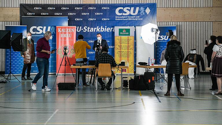 Weil coronabedingt kein Publikum beim CSU-Starkbieranstich in die Kürnacher Höllberghalle (Lkr. Würzburg) durfte, engagierte der CSU-Kreisverband eine Produktionsfirma, um das Fest aufzuzeichnen und es im Lokalfernsehen zu übertragen.&nbsp;