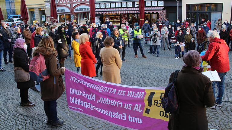 Eine Mahnwache für den Frieden hat am Dienstag, dem internationalen Frauentag, am Kitzinger Marktplatz stattgefunden.  Zu dieser überparteilichen Friedensdemo eingeladen hatte der Ortsverband der Kitzinger Grünen.