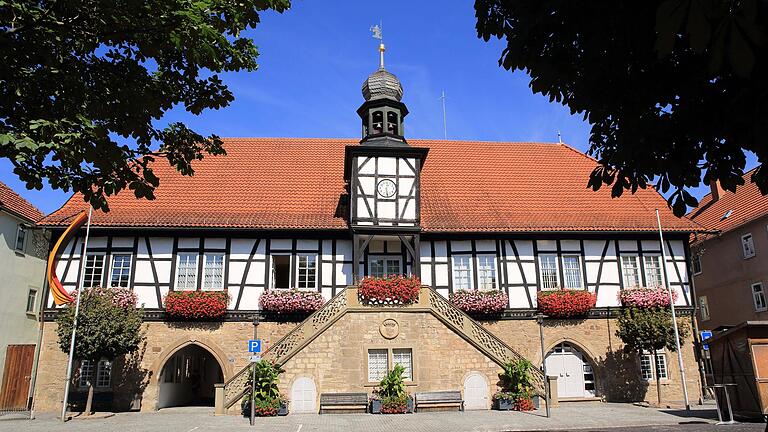 Bei der Sitzung der Verwaltungsgemeinschaft Ostheim wurde der Haushalt in Höhe von 1,35 Millionen Euro verabschiedet. Das Foto zeigt das Rathaus Ostheim.