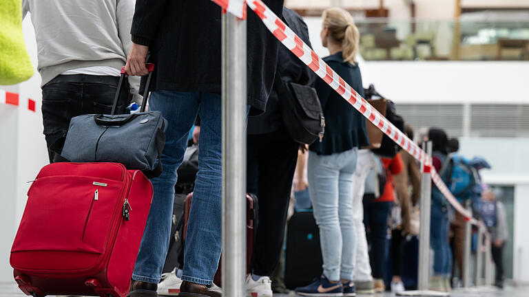 Warnstreik am Münchner Flughafen.jpeg       -  Simpel und bequem: Leggings gehören bei vielen Menschen zum idealen Reiseoutfit.