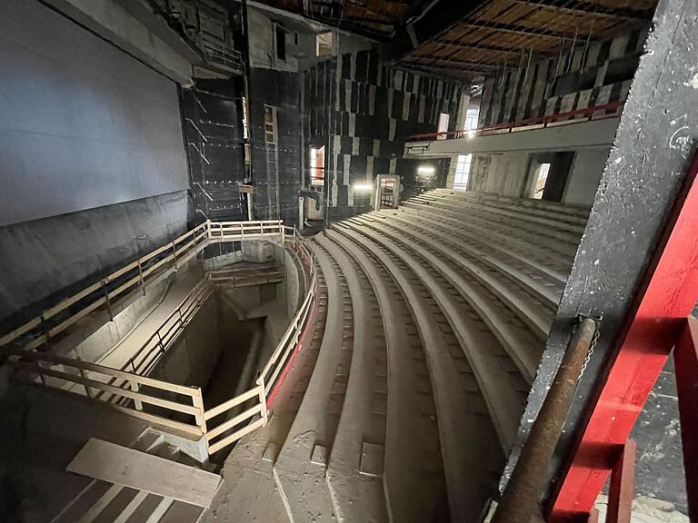 Blick in den Bestandbau des Mainfranken Theaters Würzburg mit Zuschauerraum und Orchestergraben.