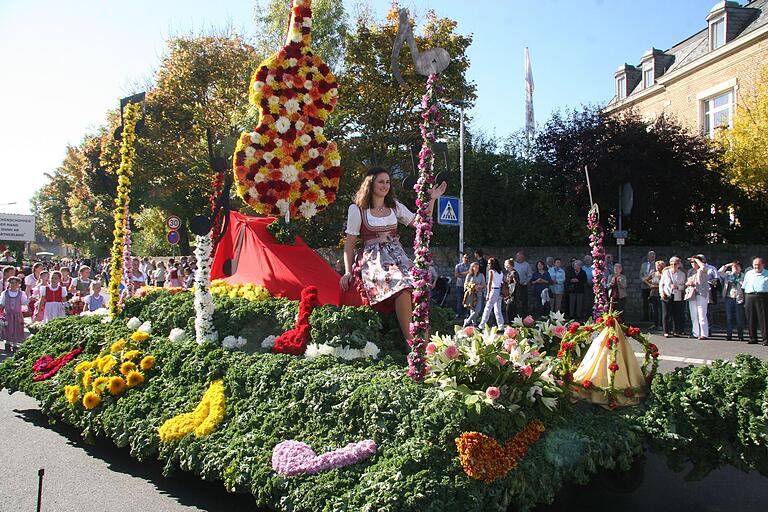 Hat große Tradition: der Umzug bei der Kerm in Kitzingen-Etwashausen - hier im Jahr 2017.