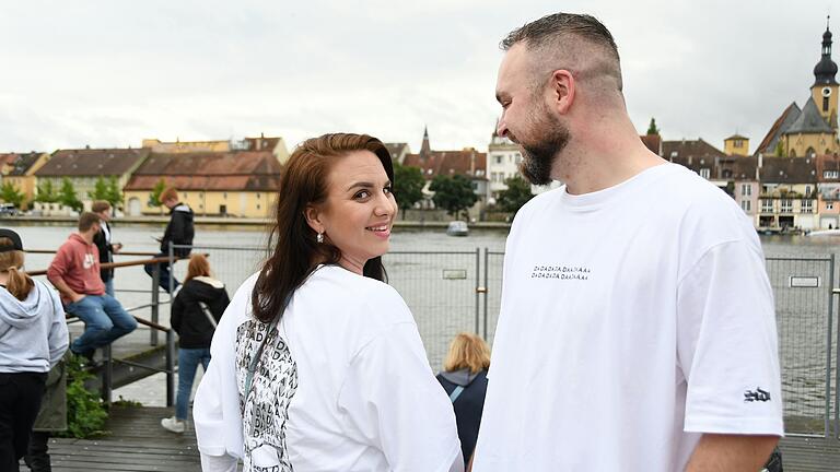 Aus Hartheim in Baden-Württemberg sind Selina und Rouven angereist. Das Ehepaar ist schon lange Fan, bisher fehlte aber immer das Geld für Konzerte. Nun genießen die beiden das Ambiente am Main. Aus Hartheim in Baden-Württemberg sind Selina und Rouven angereist. Das Ehepaar ist schon lange Fan, bisher fehlte aber immer das Geld für Konzerte. Nun genießen die beiden das Ambiente am Main.